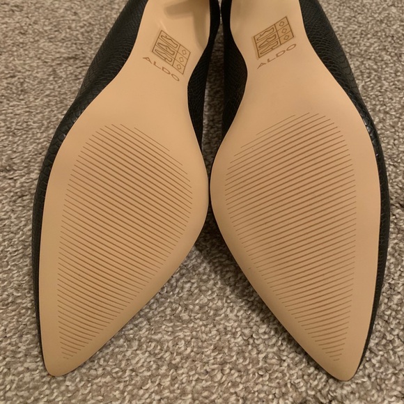 Heels (shoes) - Picture 2 of 4